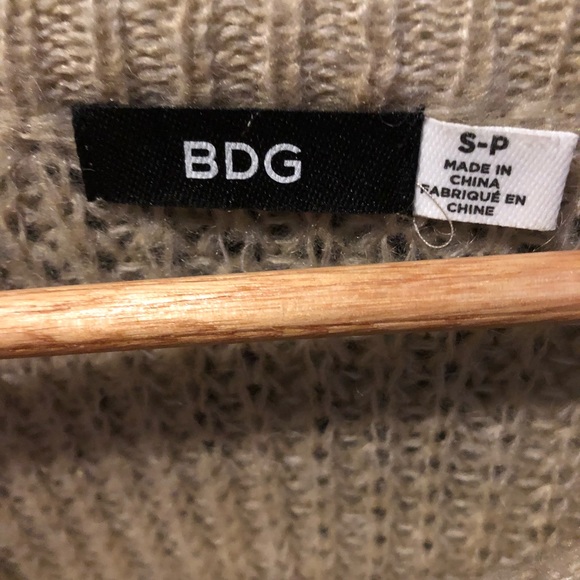 B D G  c r e a m / t a n  s w e a t e r - Picture 3 of 3